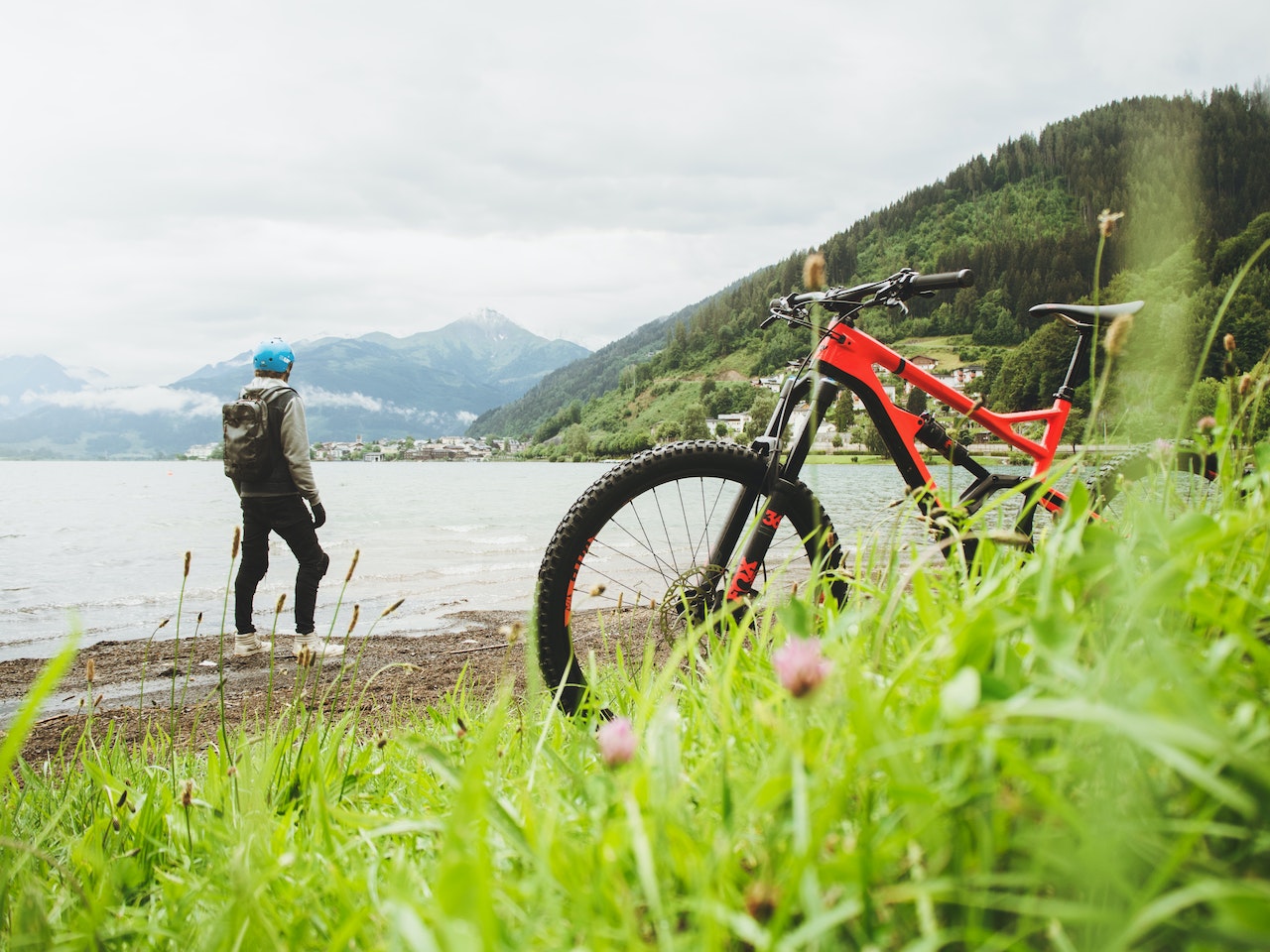 man aan de kust met fiets